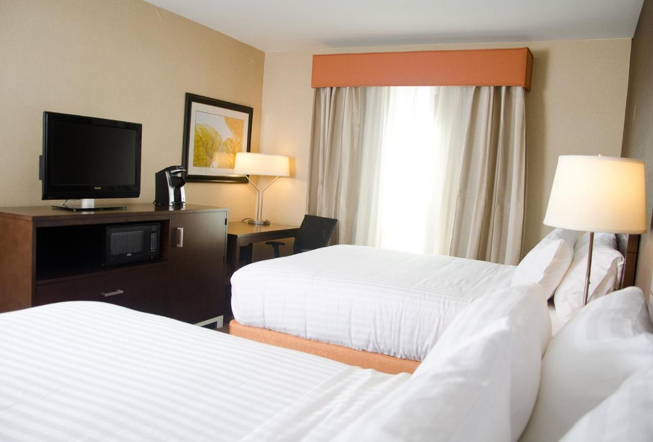 Holiday Inn Express Hotel & Suites Watertown - Thousand Islands By Ihg Екстериор снимка
