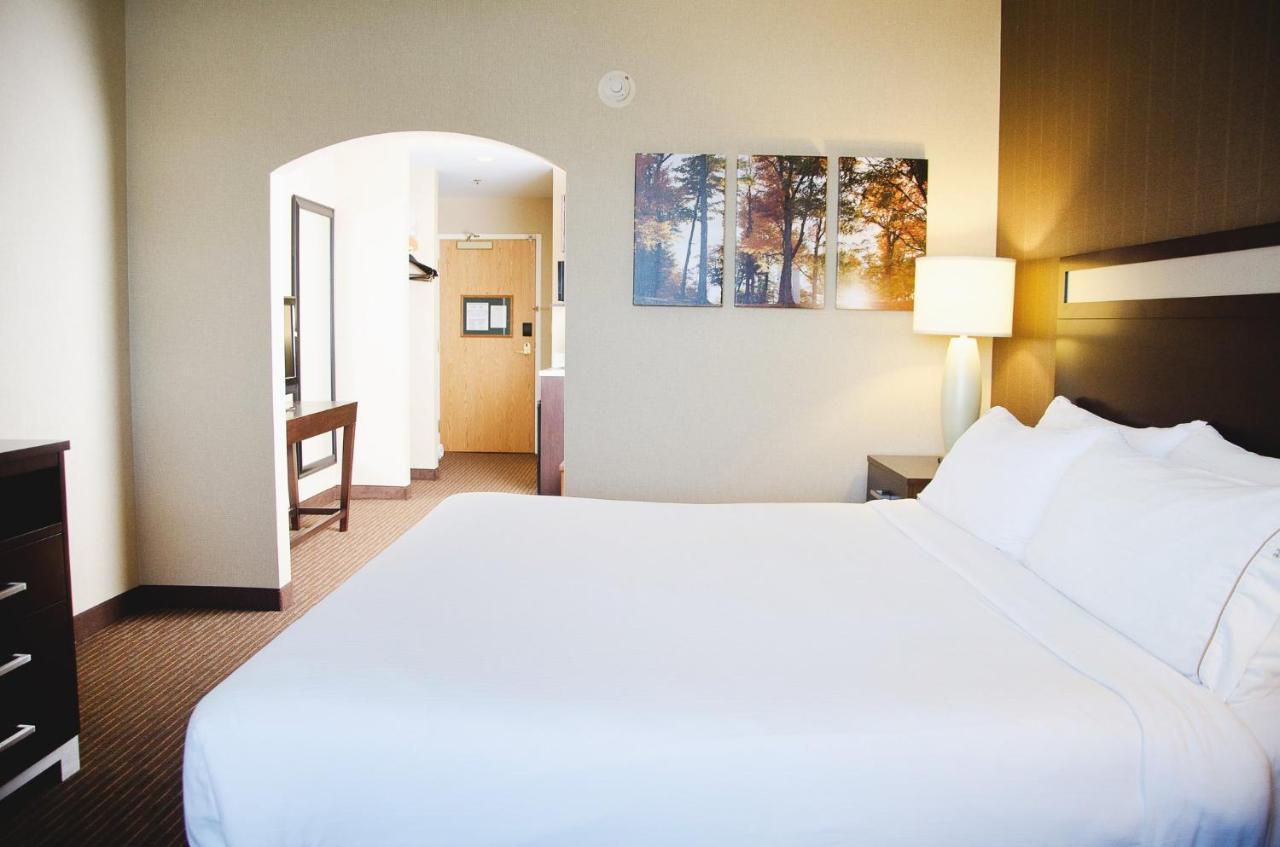 Holiday Inn Express Hotel & Suites Watertown - Thousand Islands By Ihg Екстериор снимка