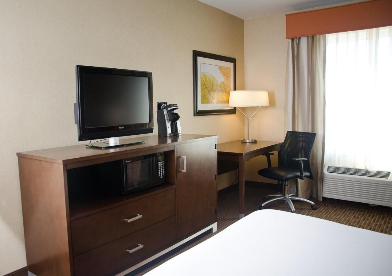 Holiday Inn Express Hotel & Suites Watertown - Thousand Islands By Ihg Екстериор снимка