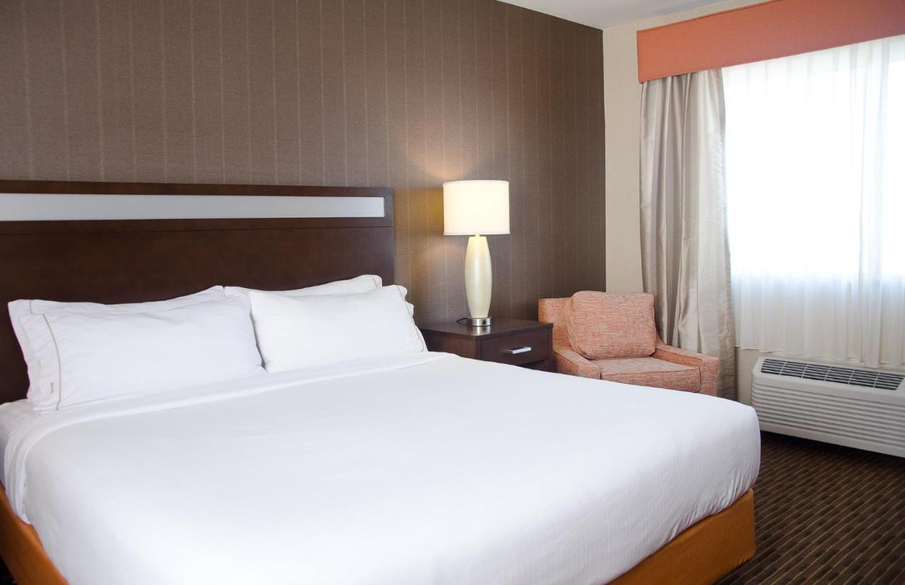Holiday Inn Express Hotel & Suites Watertown - Thousand Islands By Ihg Екстериор снимка