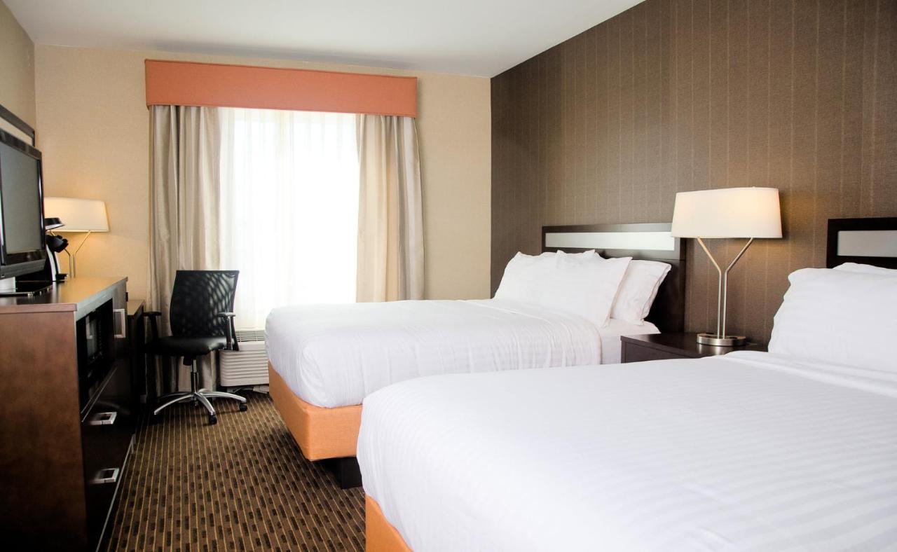 Holiday Inn Express Hotel & Suites Watertown - Thousand Islands By Ihg Екстериор снимка