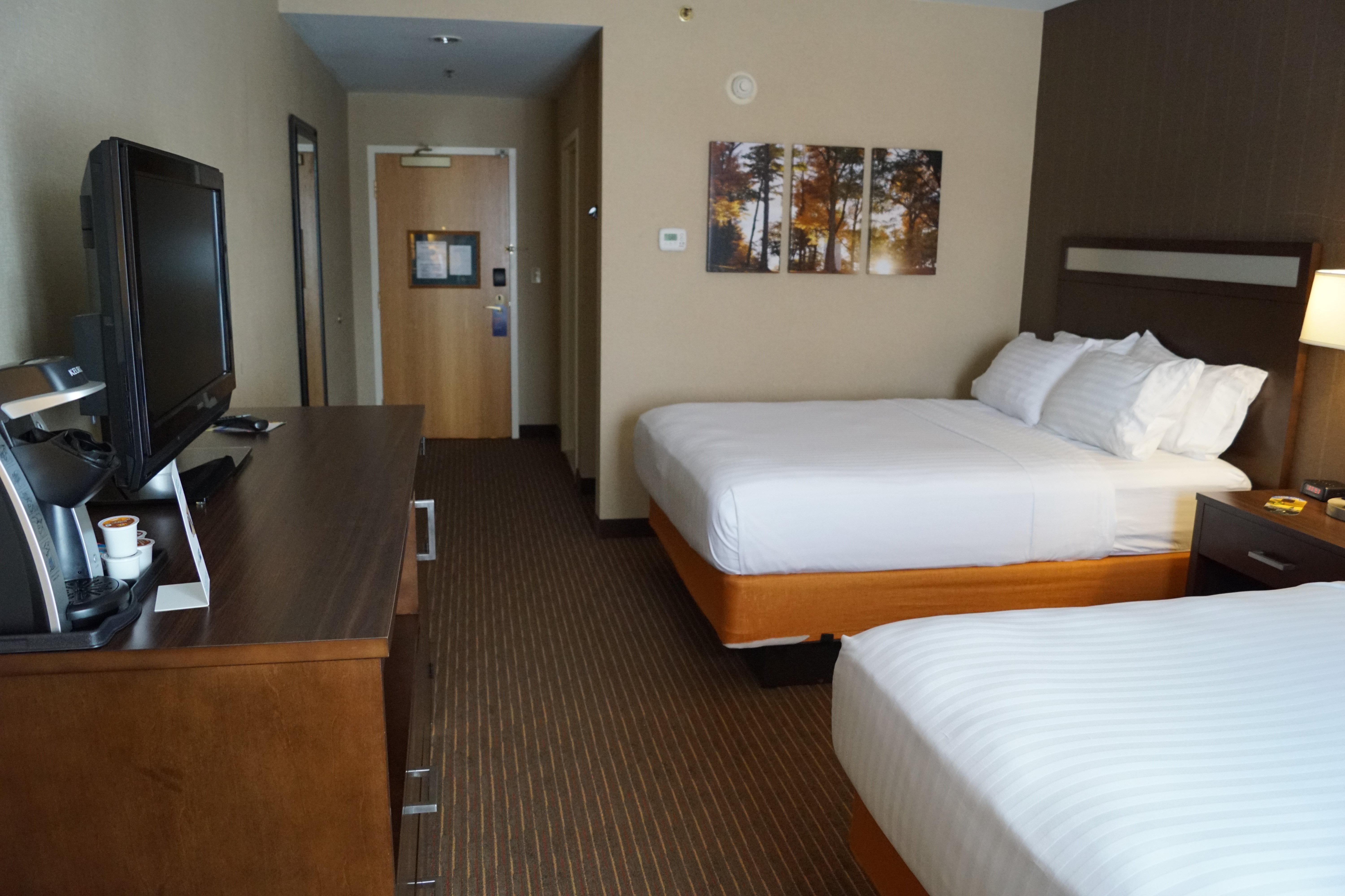 Holiday Inn Express Hotel & Suites Watertown - Thousand Islands By Ihg Екстериор снимка