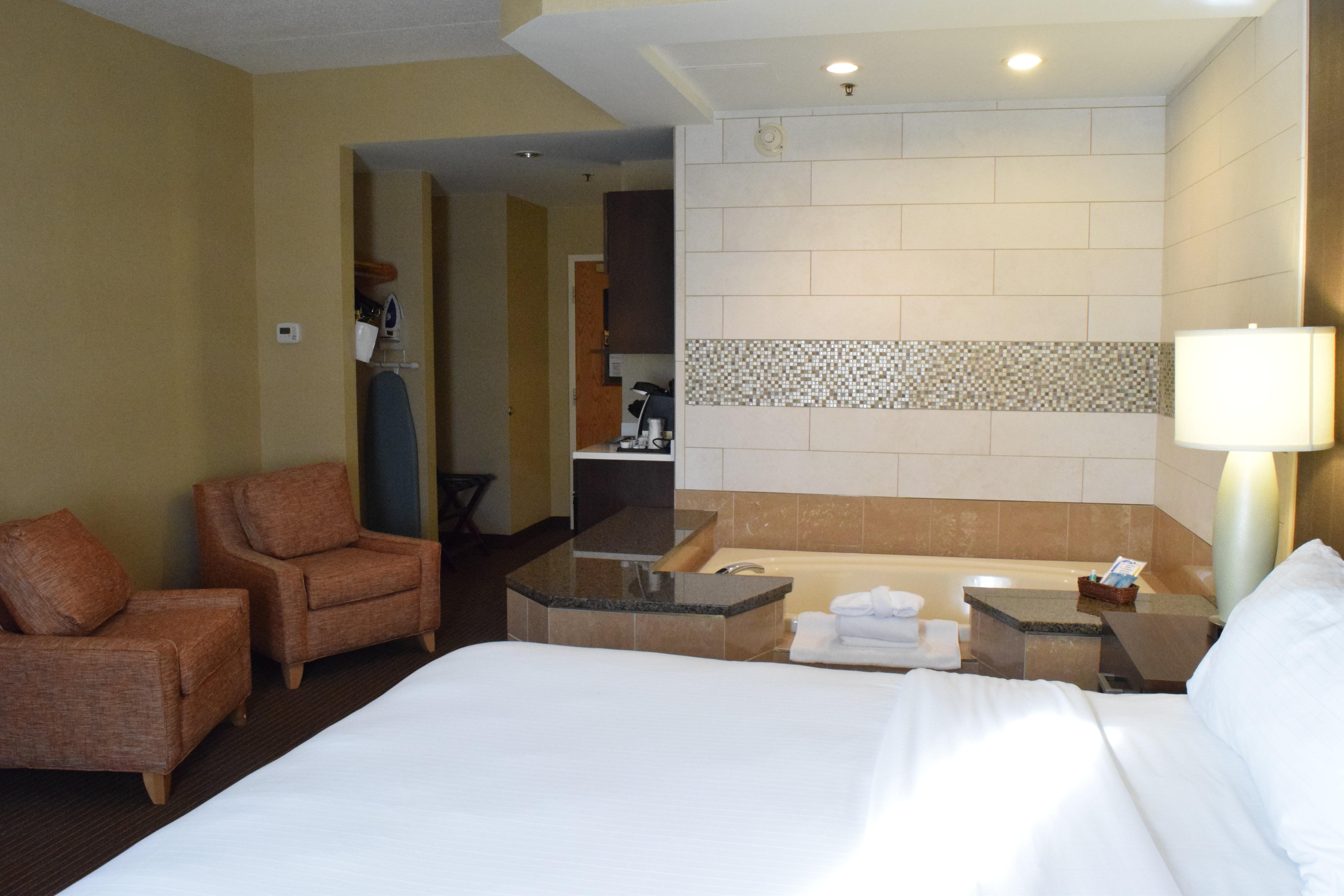 Holiday Inn Express Hotel & Suites Watertown - Thousand Islands By Ihg Екстериор снимка