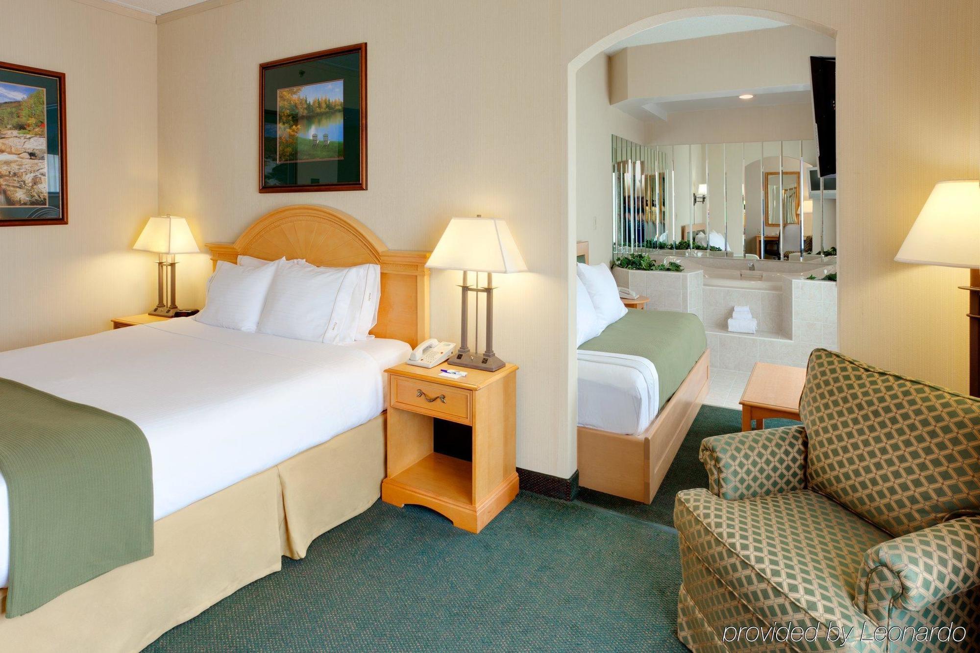 Holiday Inn Express Hotel & Suites Watertown - Thousand Islands By Ihg Стая снимка