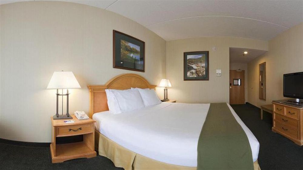 Holiday Inn Express Hotel & Suites Watertown - Thousand Islands By Ihg Екстериор снимка