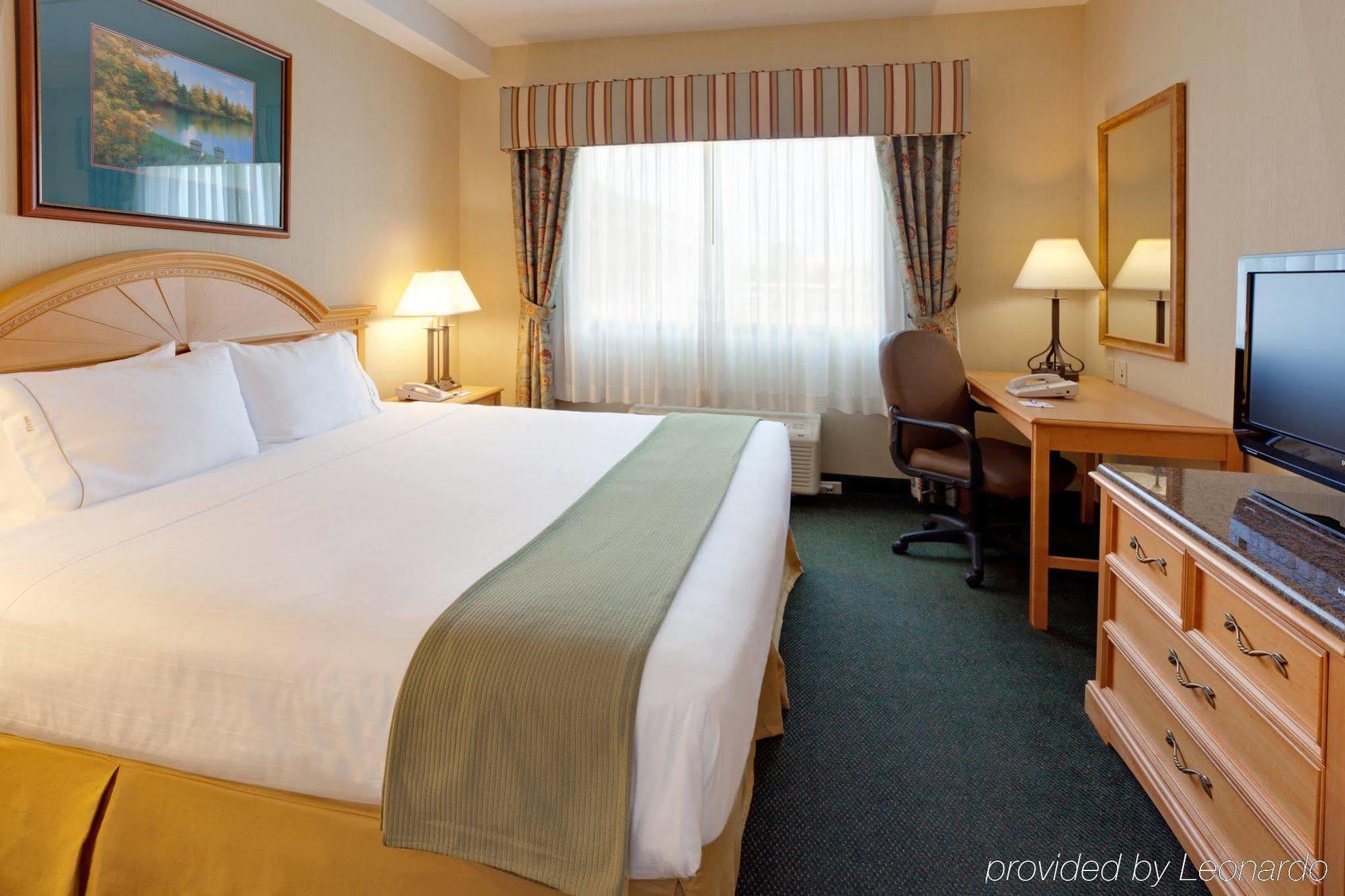 Holiday Inn Express Hotel & Suites Watertown - Thousand Islands, An Ihg Hotel Стая снимка
