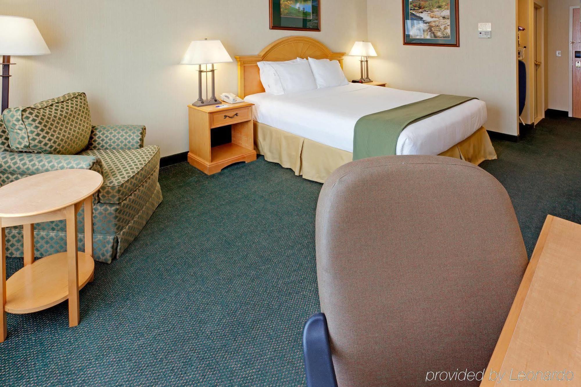 Holiday Inn Express Hotel & Suites Watertown - Thousand Islands, An Ihg Hotel Стая снимка
