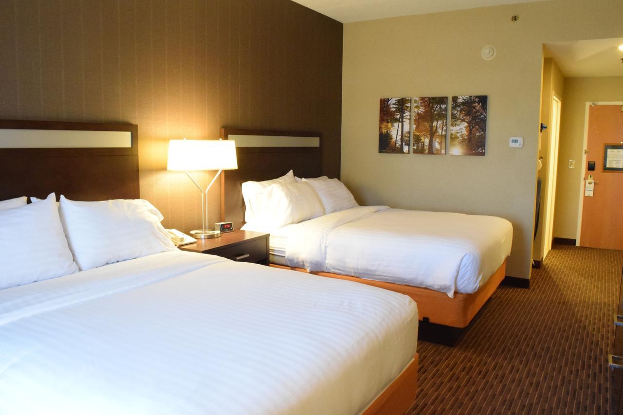 Holiday Inn Express Hotel & Suites Watertown - Thousand Islands By Ihg Екстериор снимка