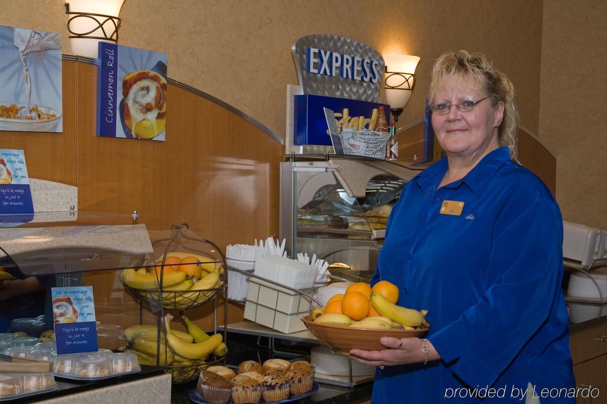 Holiday Inn Express Hotel & Suites Watertown - Thousand Islands By Ihg Екстериор снимка