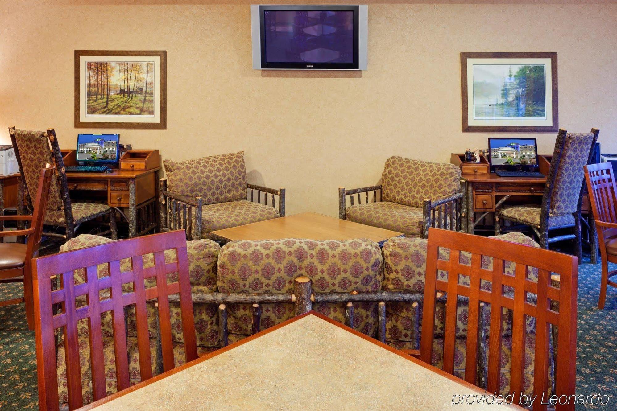 Holiday Inn Express Hotel & Suites Watertown - Thousand Islands By Ihg Екстериор снимка