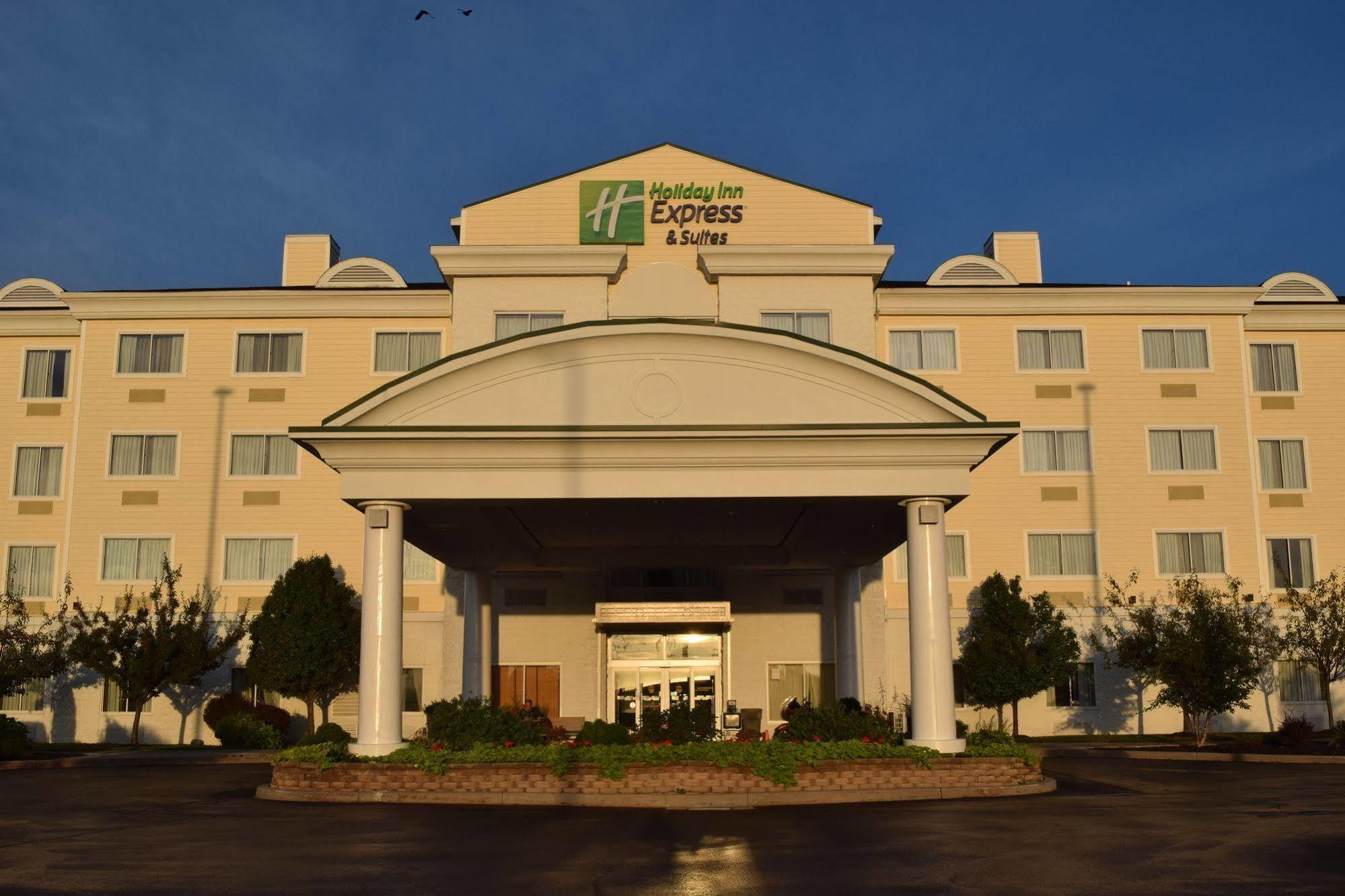 Holiday Inn Express Hotel & Suites Watertown - Thousand Islands By Ihg Екстериор снимка
