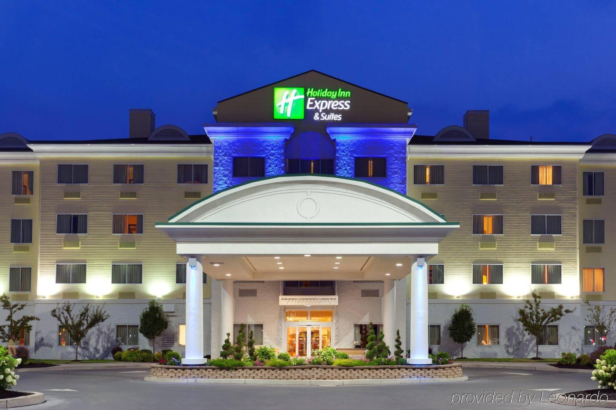Holiday Inn Express Hotel & Suites Watertown - Thousand Islands By Ihg Екстериор снимка