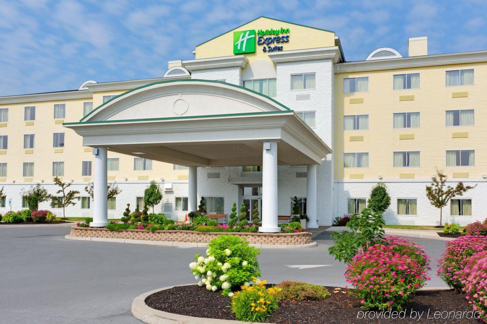 Holiday Inn Express Hotel & Suites Watertown - Thousand Islands By Ihg Екстериор снимка